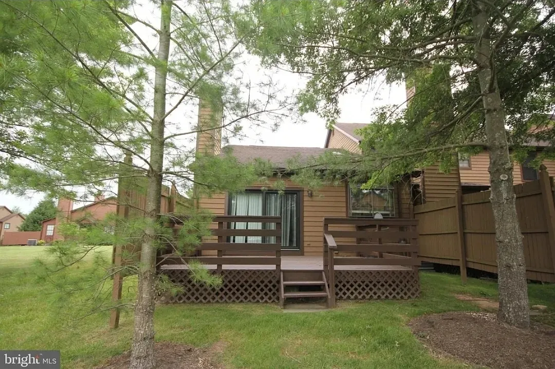 37 Easton Ct — Photo 2