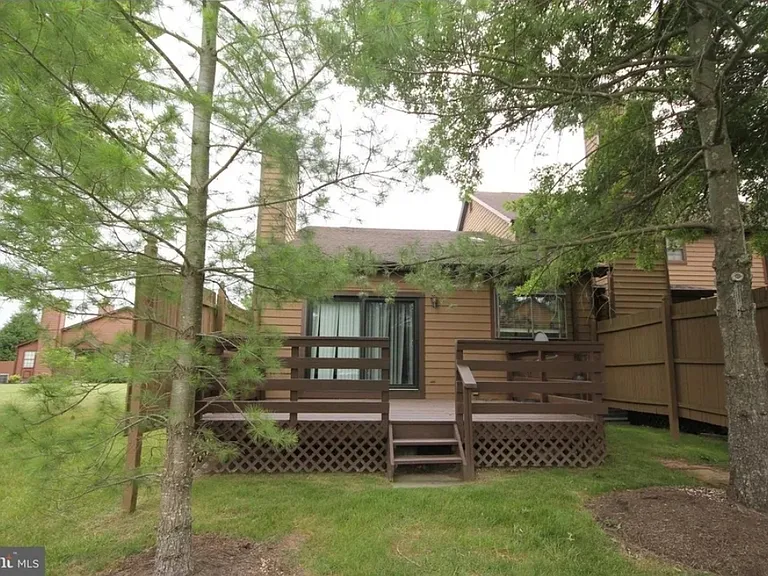 37 Easton Ct — Photo 2