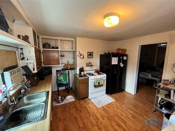 4th image of 3811 Peru St