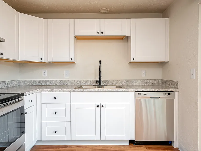 Pacific Village | Kitchen