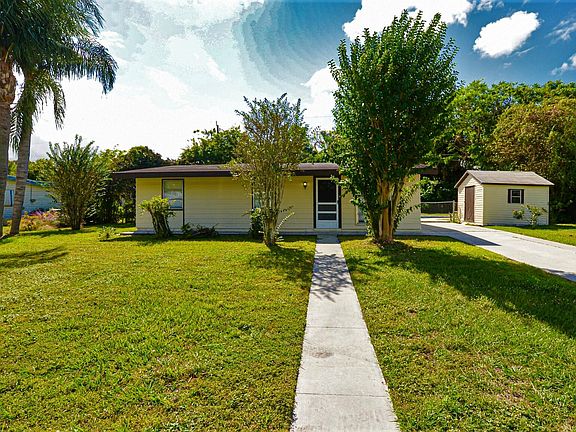 2nd image of 154 SE Lucero Drive