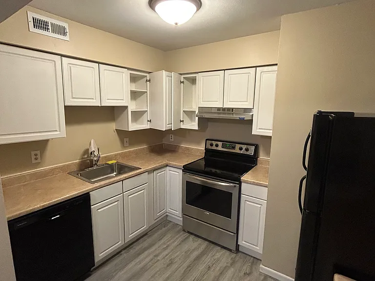1420 Forest Ln — Photo 3