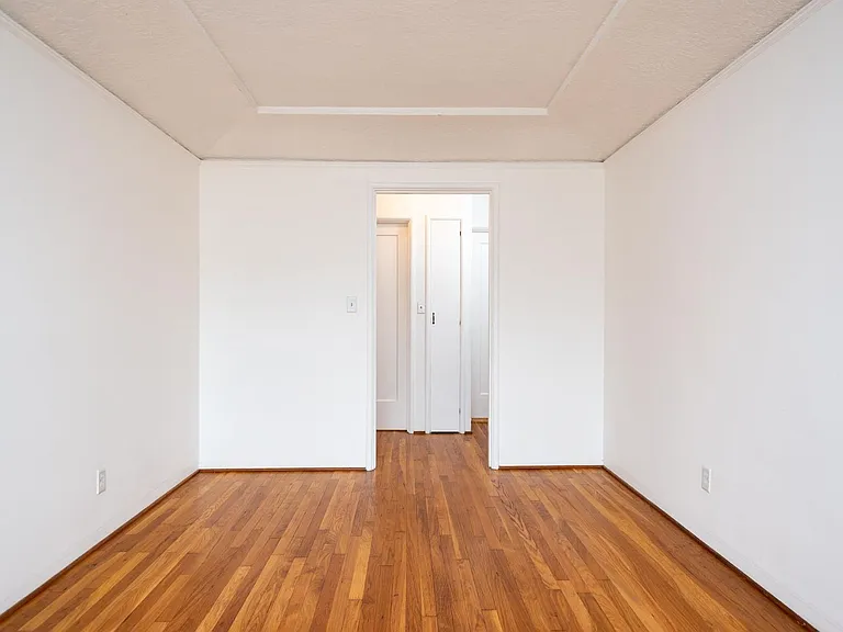 2211 NE Pacific St — Photo 11