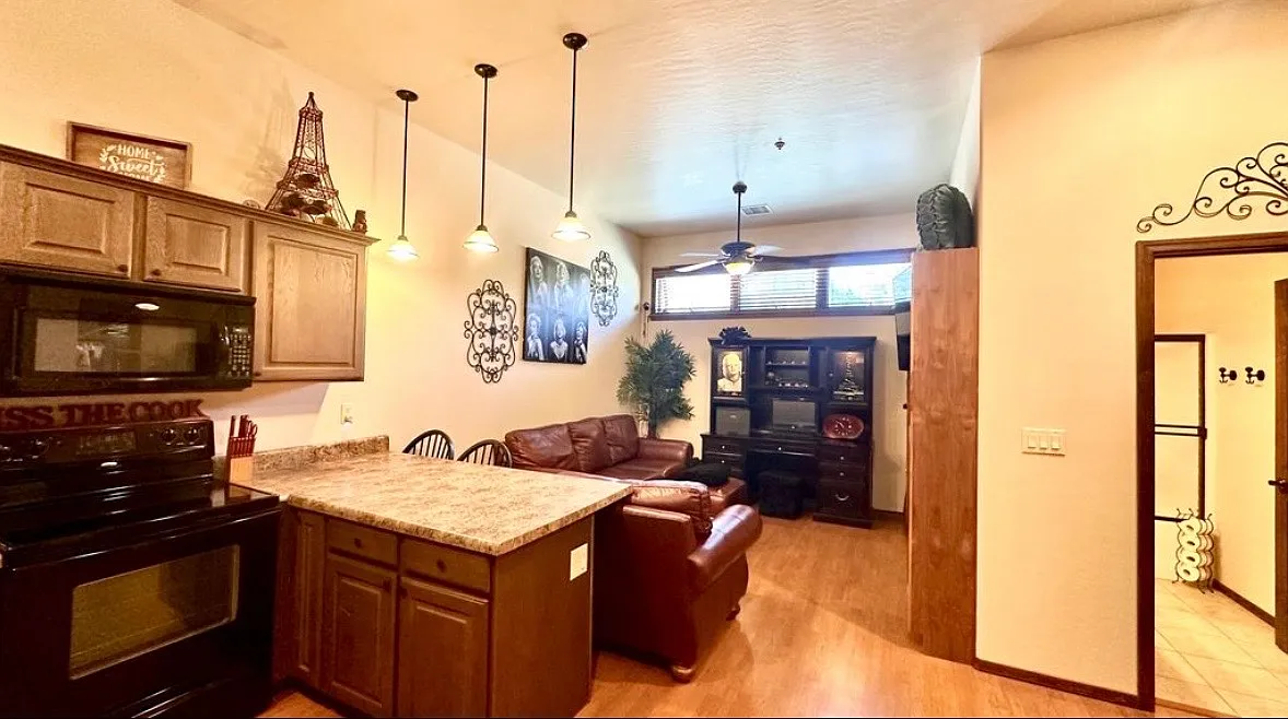 2 bed, 850 sqft, $1,695 — Photo 3