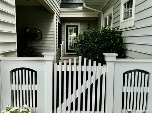 301 Chesapeake Watch Rd APT 4A, Deltaville, VA 23043