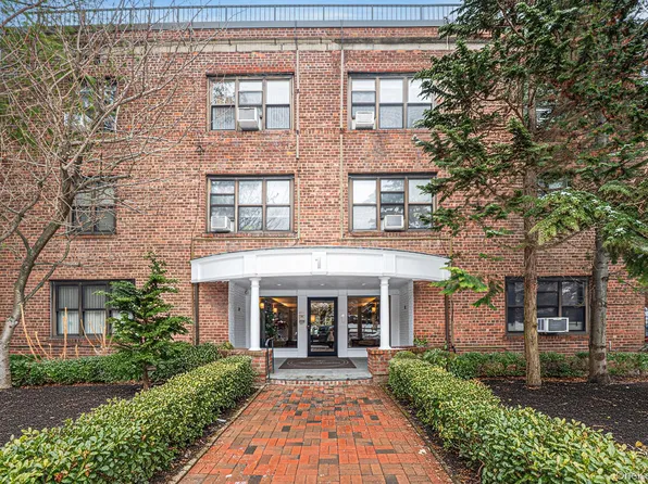 1 Town House Place #3H, Great Neck, NY 11021