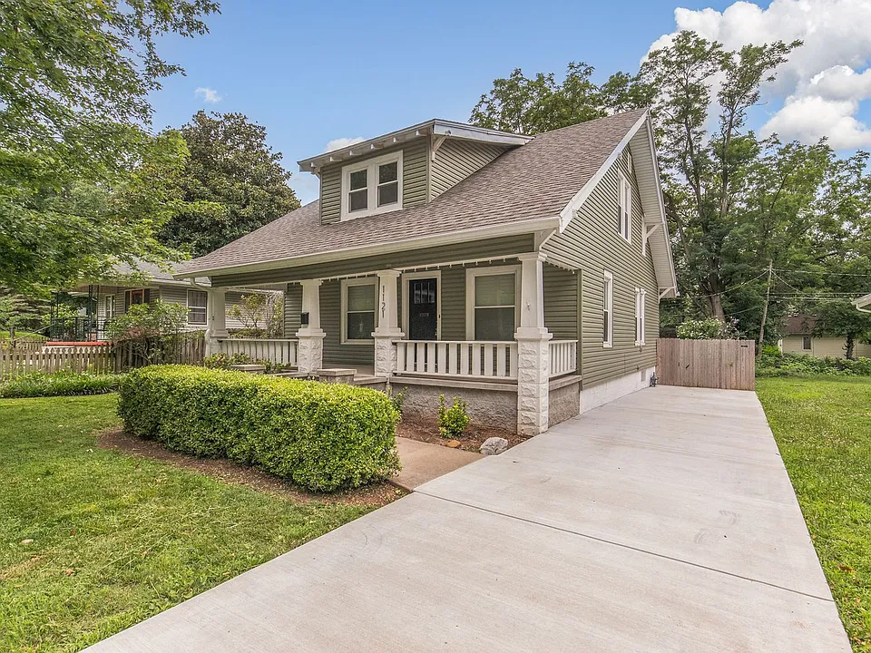 1121 S Roanoke Ave
