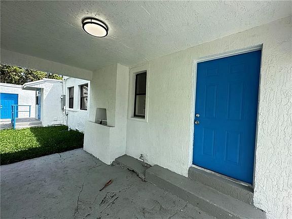 4th image of 2529 NE 181st St