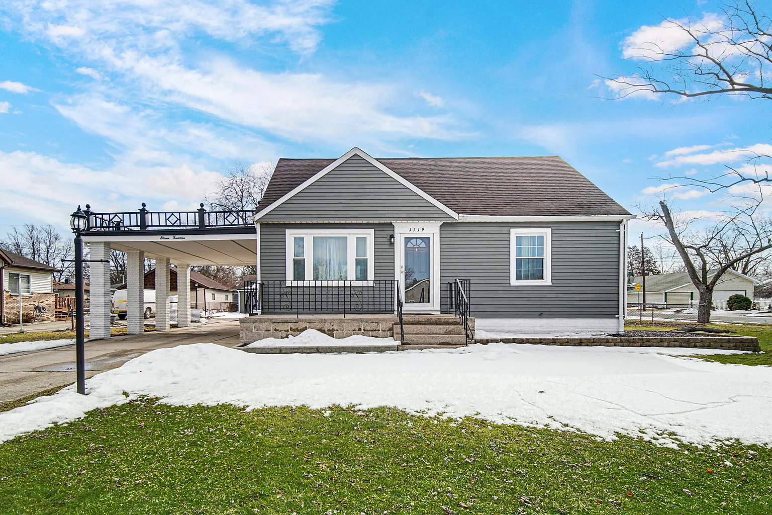1119 W 38th Pl photo 1