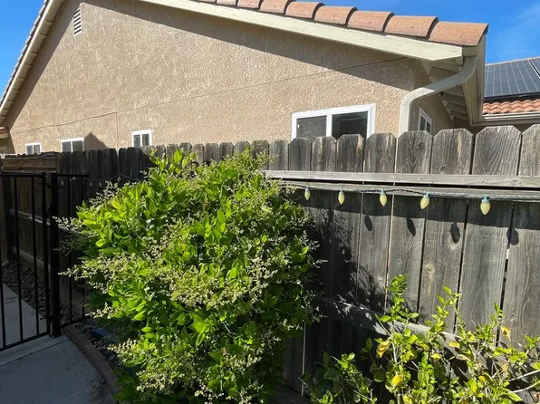 752 Blanc De Noir Ct, Los Banos, CA 93635