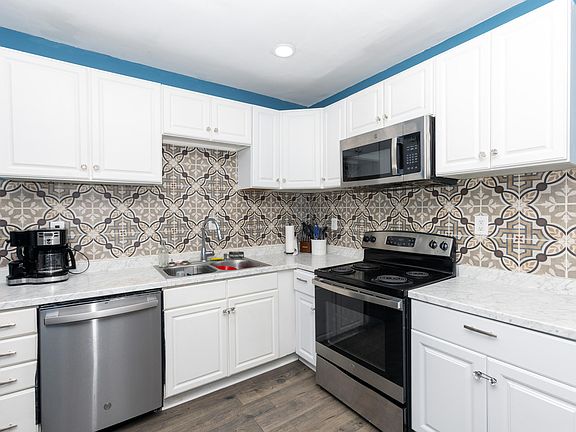 5th image of 104 S Lowe St