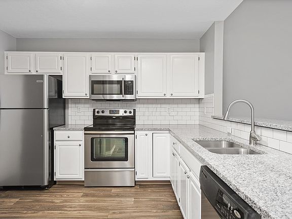 5th image of 1134 Oak Bay Dr