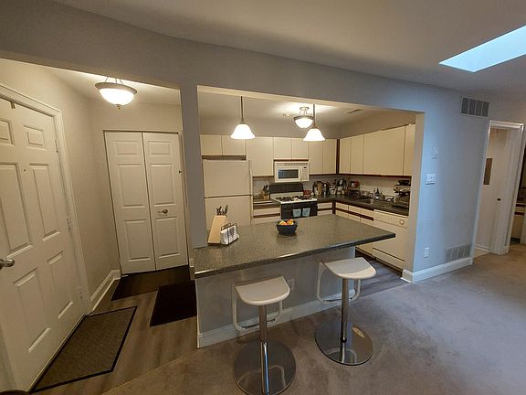 2nd image of 1506 Diamond Dr