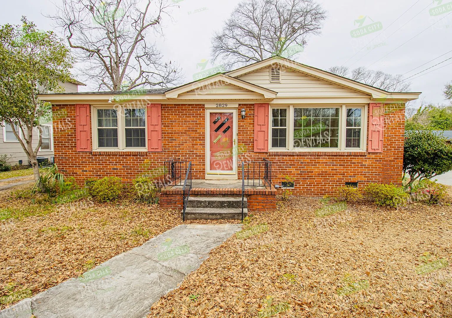 Charming Shandon Corner Lot Home Hardwood Floors, Fenced Yard! — Photo 3