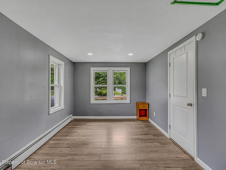 664 Laurel Dr #FRONT — Photo 6