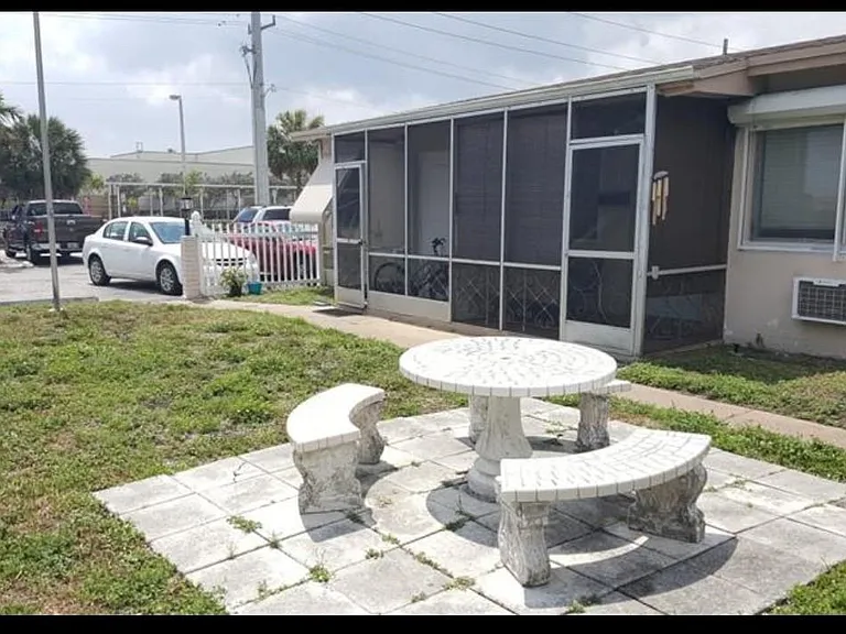 2213 Lincoln St — Photo 2