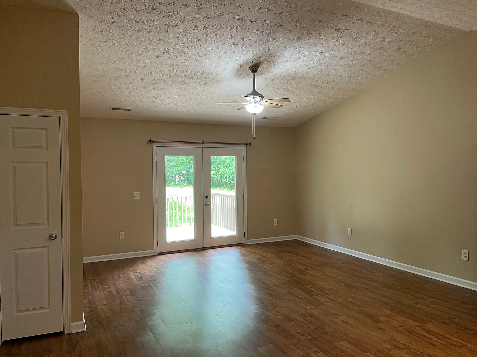 3 bed, 1100 sqft, $1,750 — Photo 3