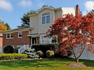 26 Kathleen Dr E, Syosset, NY 11791