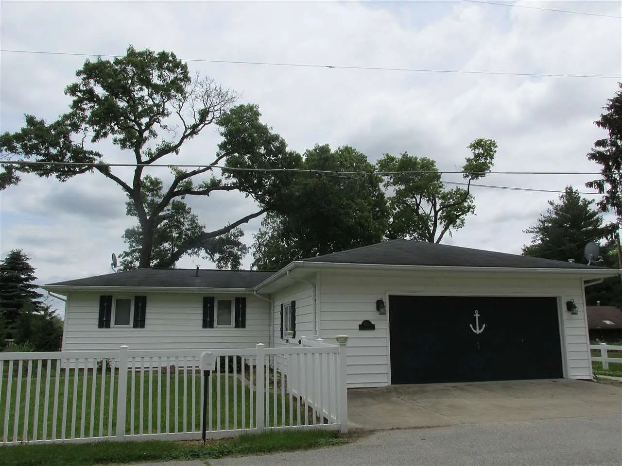 105 Lakeview Dr photo 1