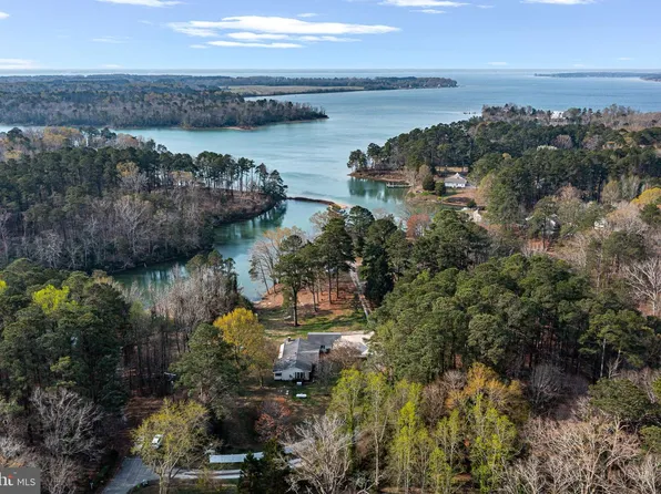 181 Rose Dr, Weems, VA 22576