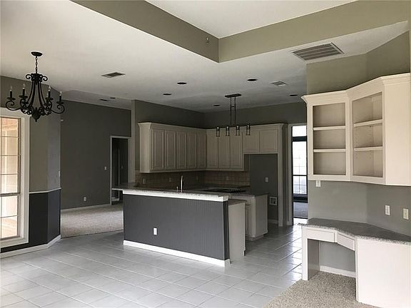 4th image of 132 Greenhill Trl S