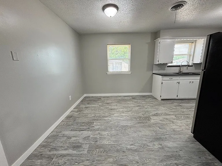 University Apartments - 301 N University Dr, Edmond, OK 73034 — Photo 4