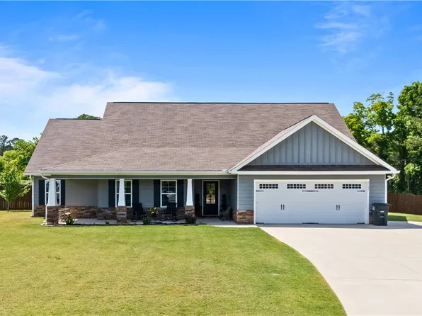 2702 E Point Dr, Opelika, AL 36804