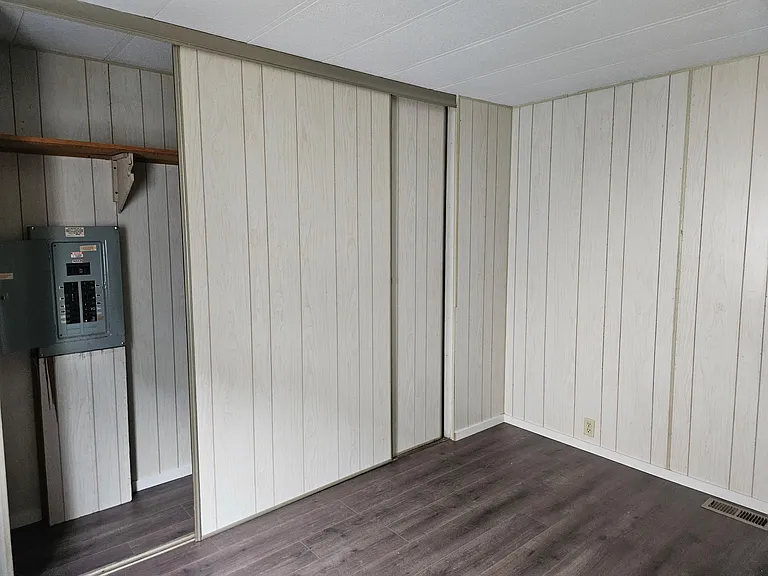 220 SE Hazelton Pl — Photo 3