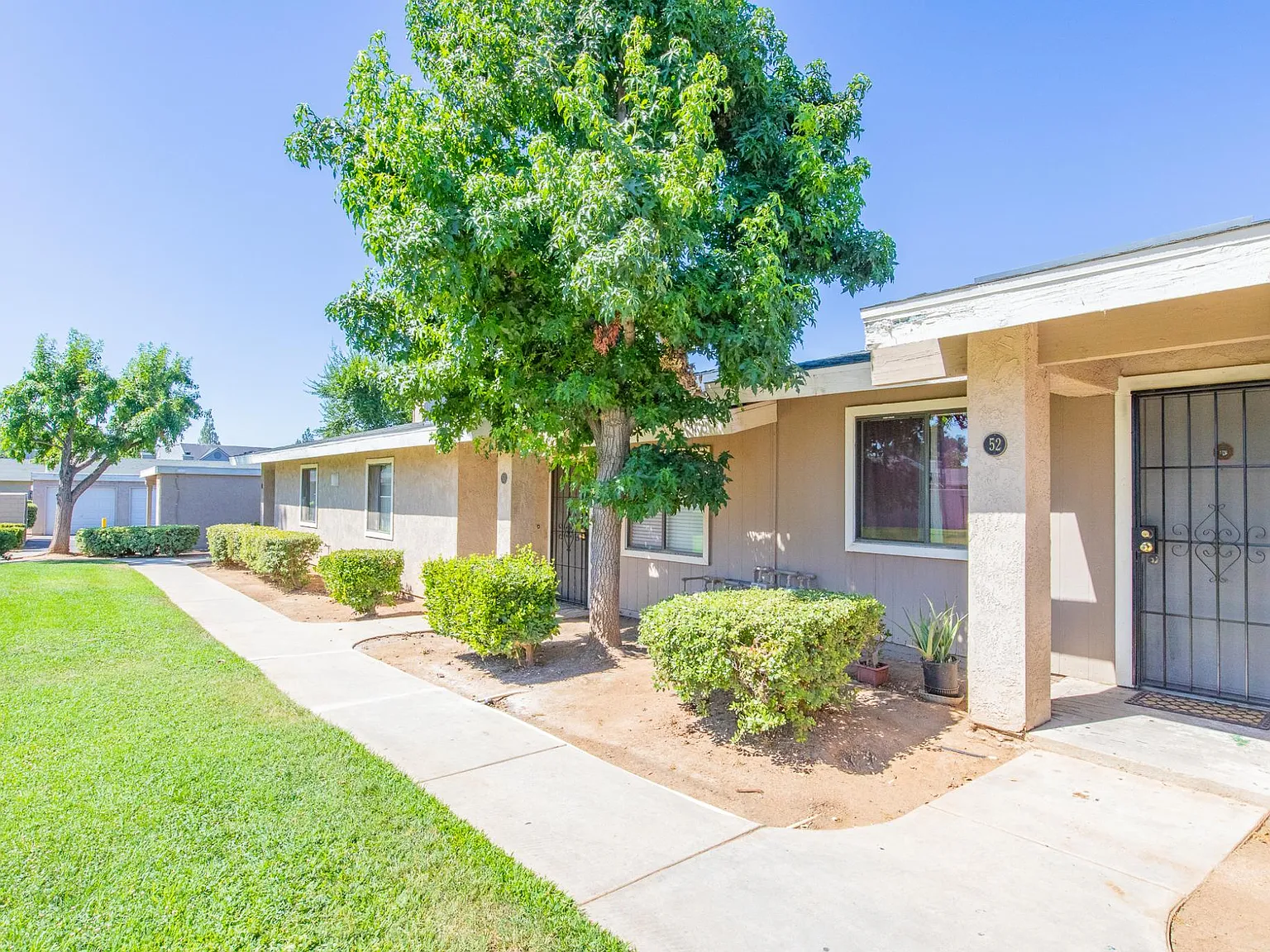 2 bed, 1.5 bath, 951 sqft, $2,090 — Photo 2