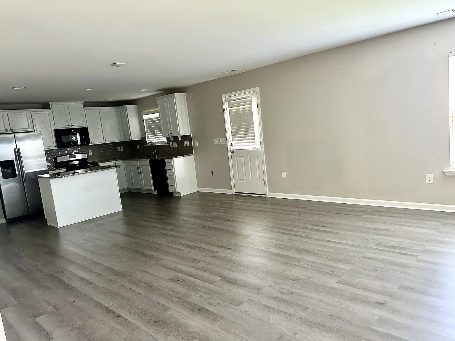 4 bed, 2298 sqft, $2,290 — Photo 3