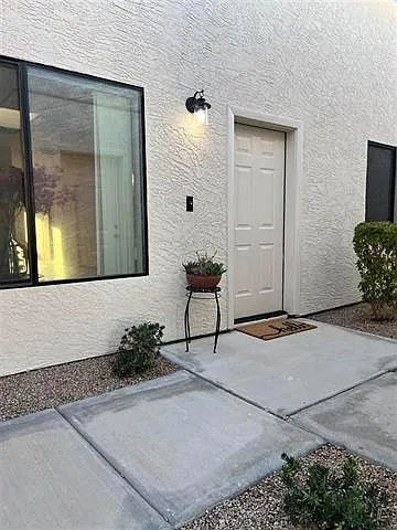 10205 S Del Rey Dr — Photo 1