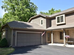 N30w23470 Greenfield Ct #B, Pewaukee, WI 53072