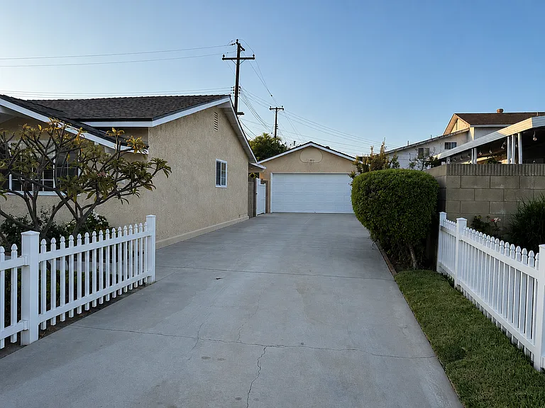 12051 Charlwood St — Photo 26