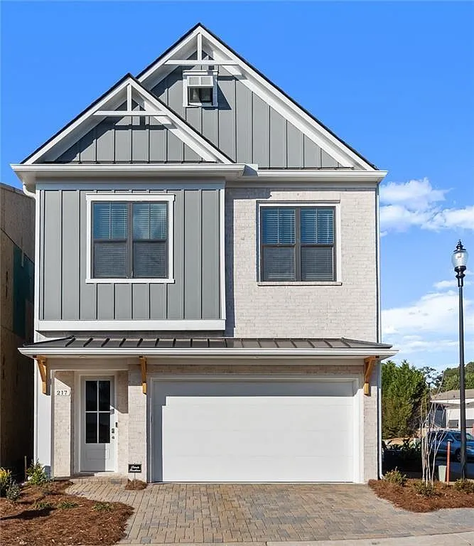 3 bed, 2.5 bath, 2057 sqft, $3,000 — Photo 1
