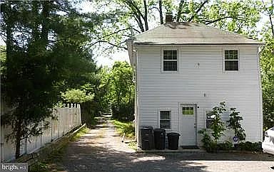 2nd image of 2758 Chain Bridge Rd