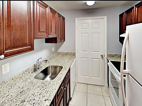 4th image of 838-840 SW 14th St
