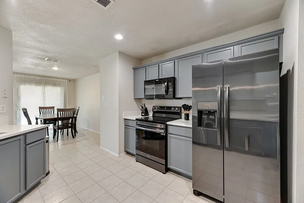 4 bed, 2.5 bath, 2424 sqft, $2,700 — Photo 4