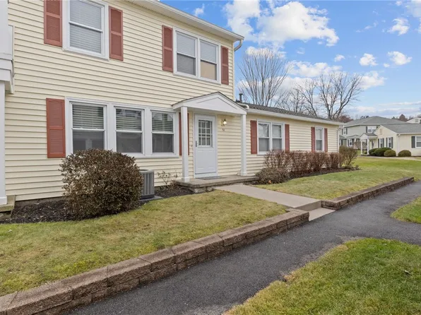 34 Arrowhead Way S, Fairport, NY 14450