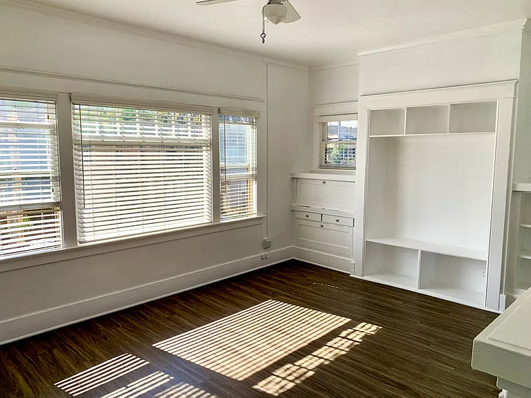 1415 E 2nd St #14 — Photo 1
