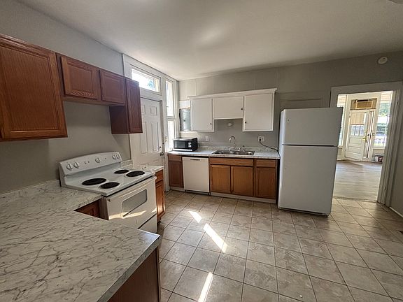 4th image of 947 Park St