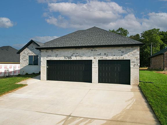 3rd image of 1765 W Gaslight Drive