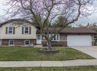 648 Michigan Ave, South Elgin, IL 60177