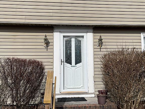 4th image of 132 Hillcrest Cir