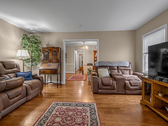 3rd image of 305 Sycamore Rd