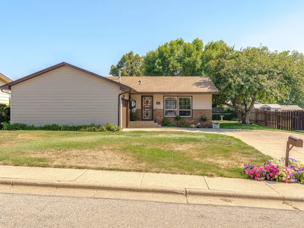 806 Johns Dr NE, Mandan, ND 58554