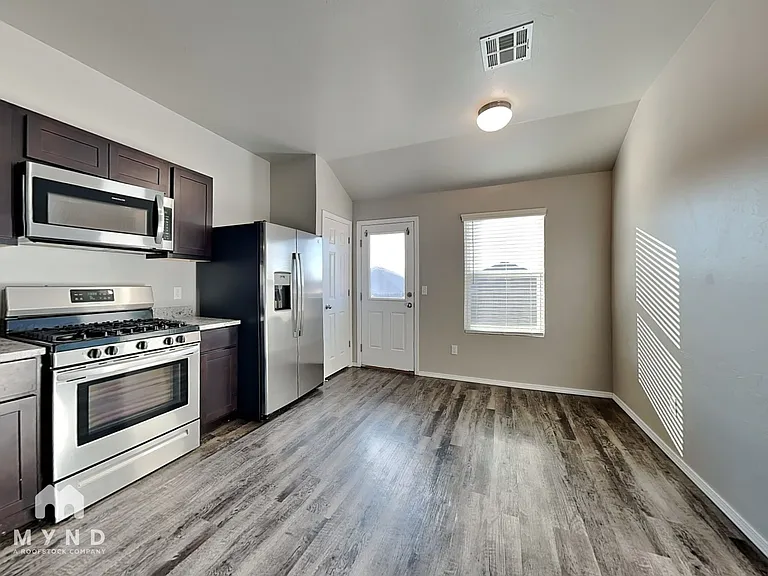 1118 Flint Way — Photo 4