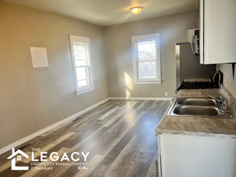 809 W 10th St — Photo 5