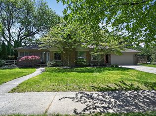 1681 Oxford Rd, Grosse Pointe Woods, MI 48236