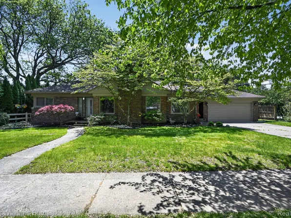 1681 Oxford Rd, Grosse Pointe Woods, MI 48236