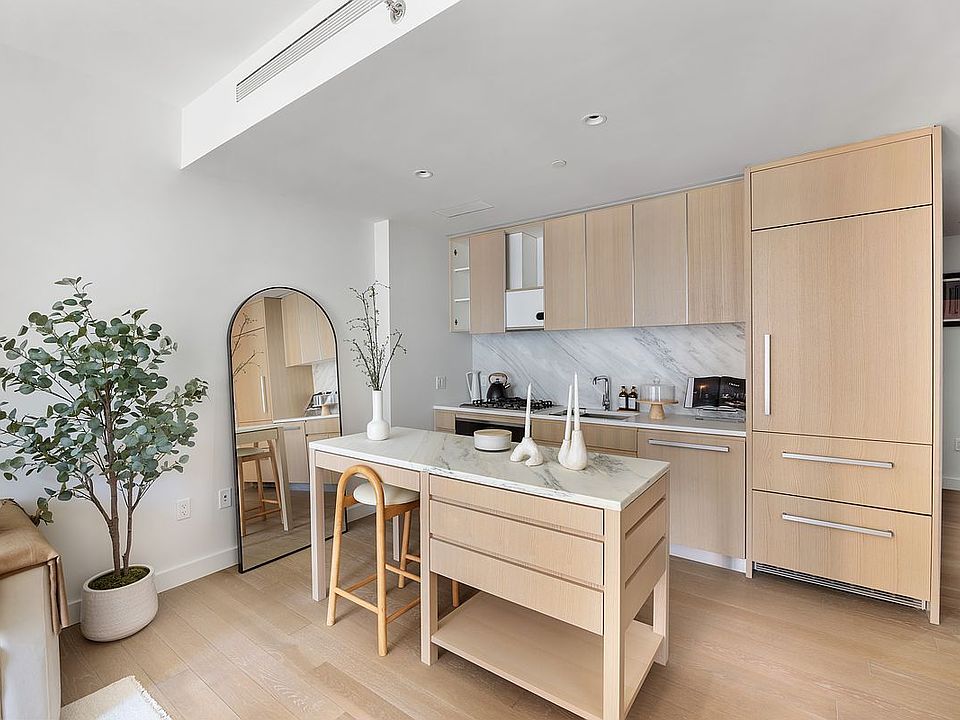 1st image of 500 W 45th St Unit 501